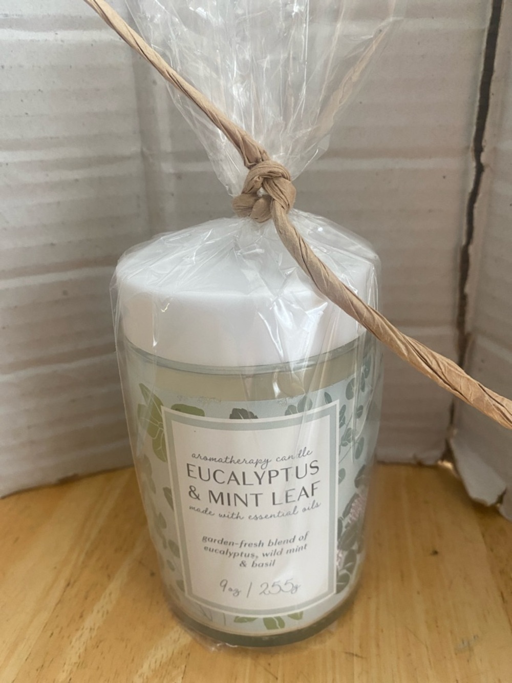 Eucalyptus & Mint Leaf Aromatherapy Candle with essential oils NWT - Picture 4 of 4